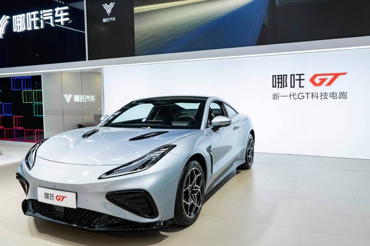 重庆277哪吒汽车在智能汽车领域的表现，领途汽车在新能源汽车市场中的影响力